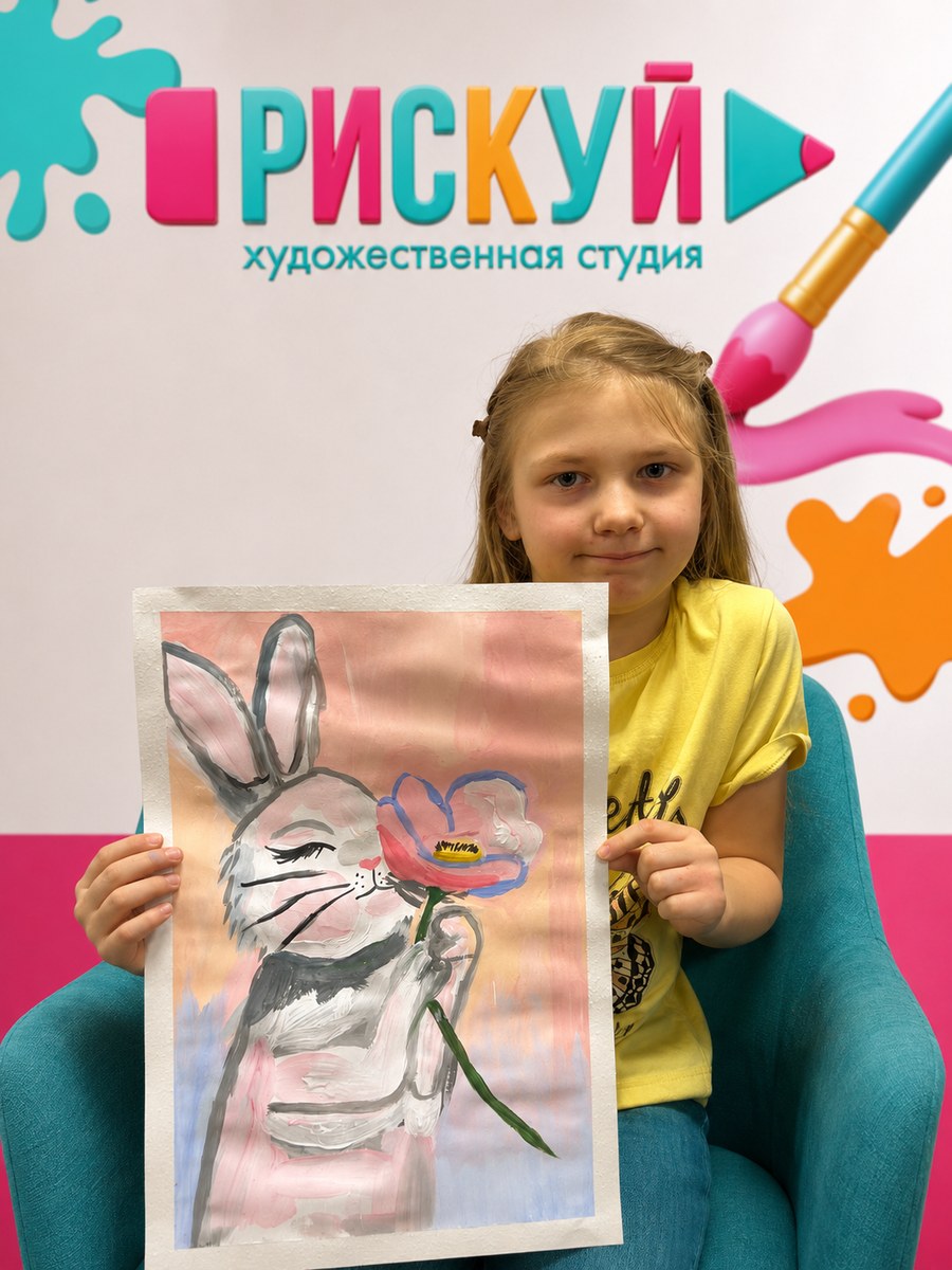 Школьница с готовой работой — графика